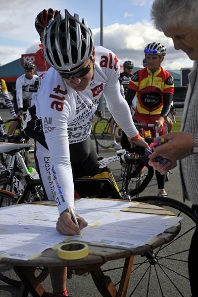 Floyd Landis signs in before the start of Stage 8 to Lumsden.