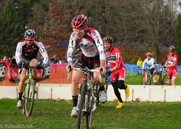 Justin Lindine (Bikereg.com) at the barriers with the leaders