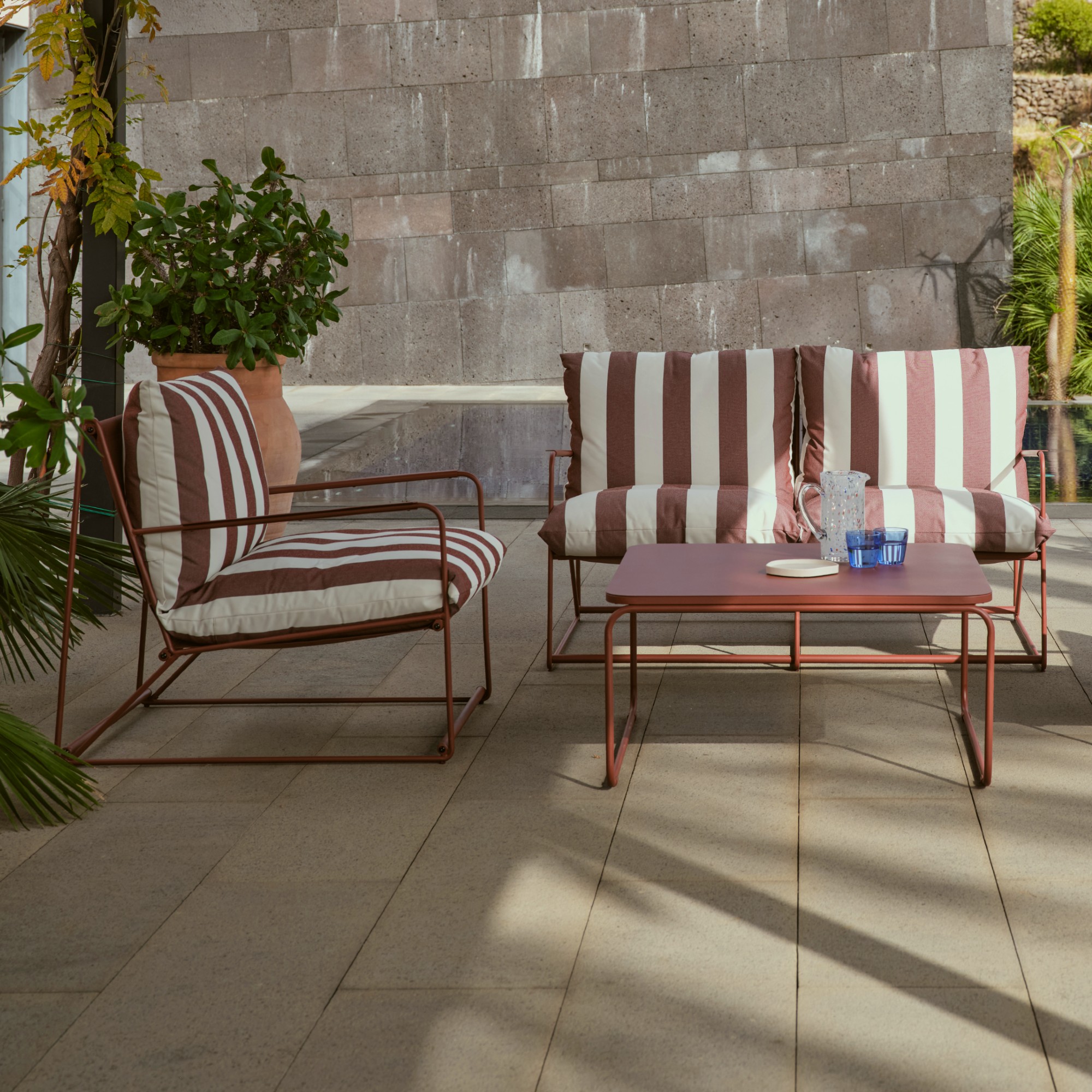 Swyft striped Garden Sofa Set 03 on a patio