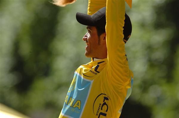 Contador acknowledges the applause