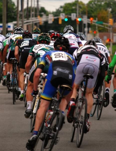 The professional men's race gets started downtown.