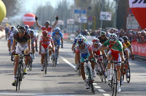 Giovanni Visconti (Farnese Vini-Neri Sottoli) wins the final stage.