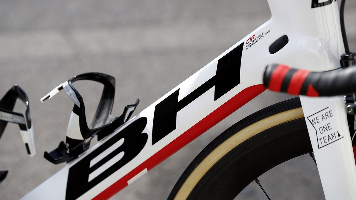 Bold BH lettering decorates the down tube, which stands for Beistegui Hermanos