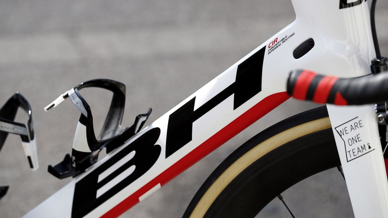 Bold BH lettering decorates the down tube, which stands for Beistegui Hermanos