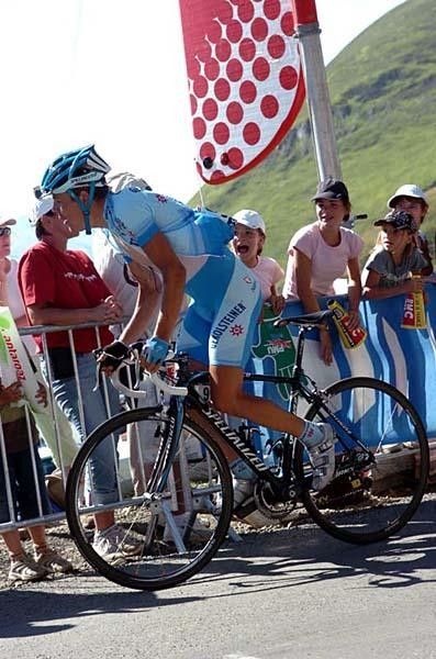 Bernhard Kohl (Gerolsteiner) with the jersey wide-open.