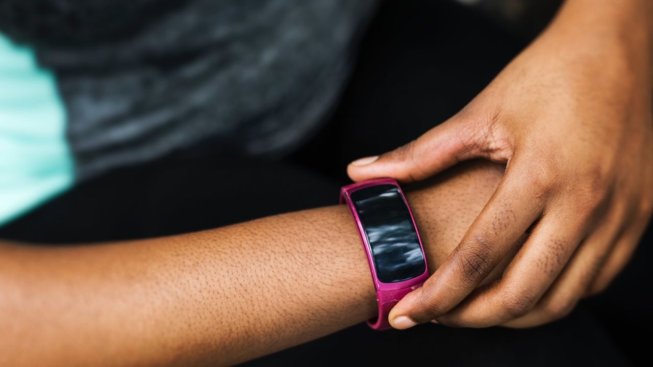 Activity tracker: fitness tracker on woman&#039;s arm