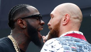 Deontay Wilder og Tyson Fury på et pressemøte