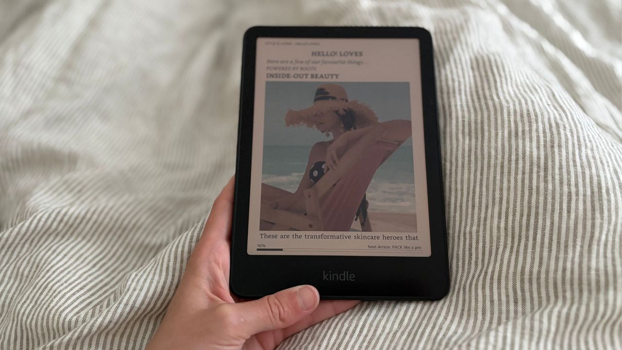 Reading a magazine on the Kindle Colorsoft