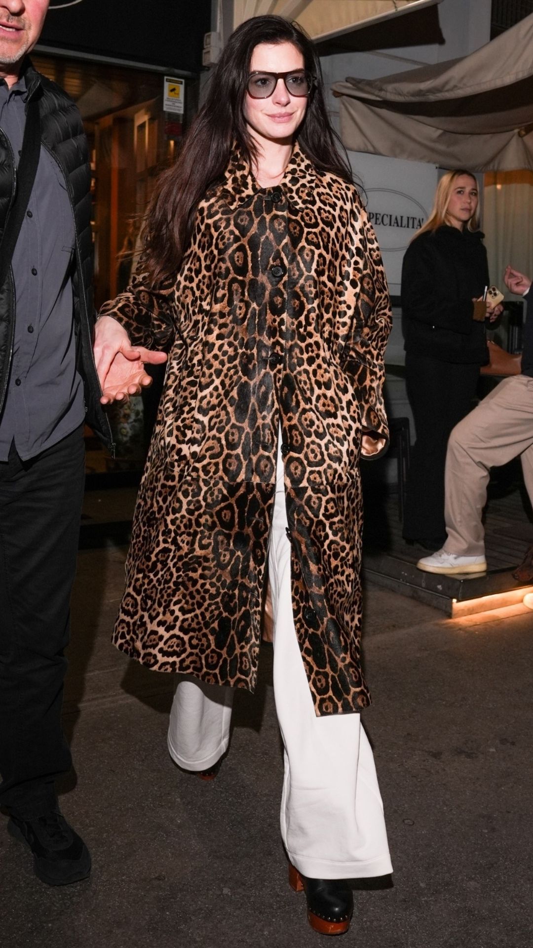 Anne Hathaway out for dinner in Milan 22/03/2026