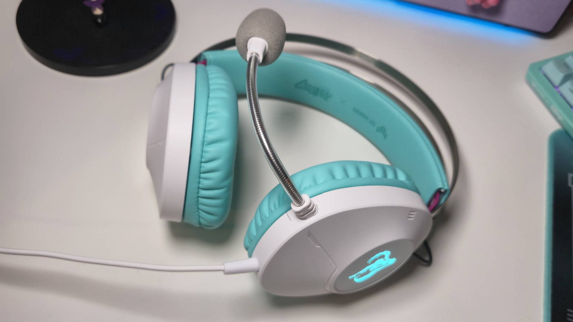 Photo by Rosalie Newcombe of the Asus TUF Gaming Hatsune Miku headset.