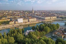 The Mole Antonelliana spire rising above the Po and the Ponte Vittorio Emanuele I in Turin