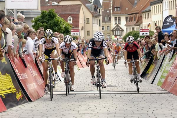 Sarah D&uuml;ster (Cerv&eacute;lo Test Team) narrowly outsprinted Hanka Kupfernagel (Germany) for the stage win.