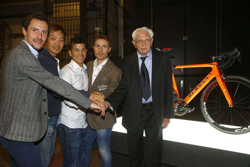 Nippo - Vini Fantini riders greet Ugo De Rosa