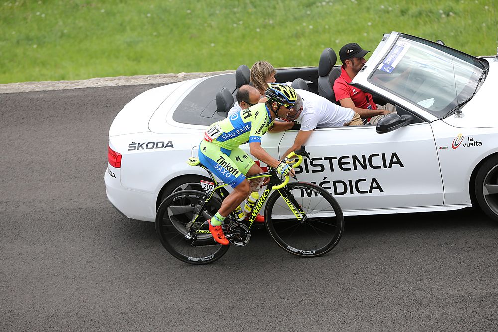 Sergio Paulinho (Tinkoff-Saxo) gets help for his injured leg