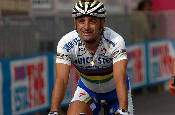 Paolo Bettini (Quickstep-Innergetic) rolls in.