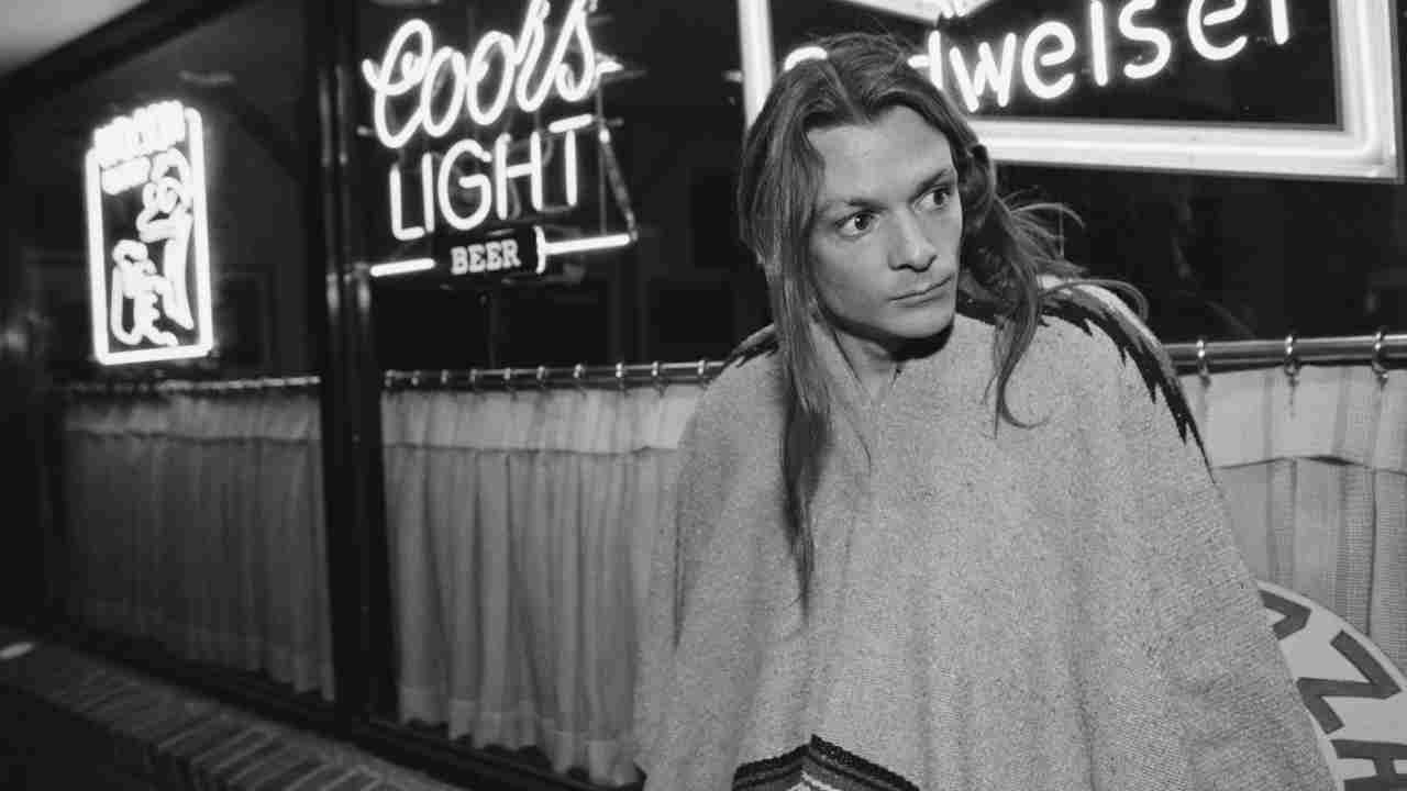 Chris Whitley posing for a photograph in 1991