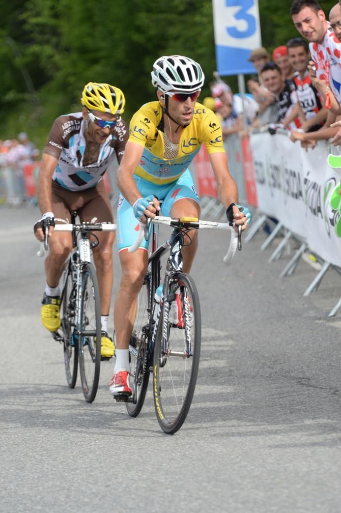 Vincenzo Nibali and Jean Christophe Peraud chase on
