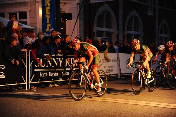 Racers sprint for a prime