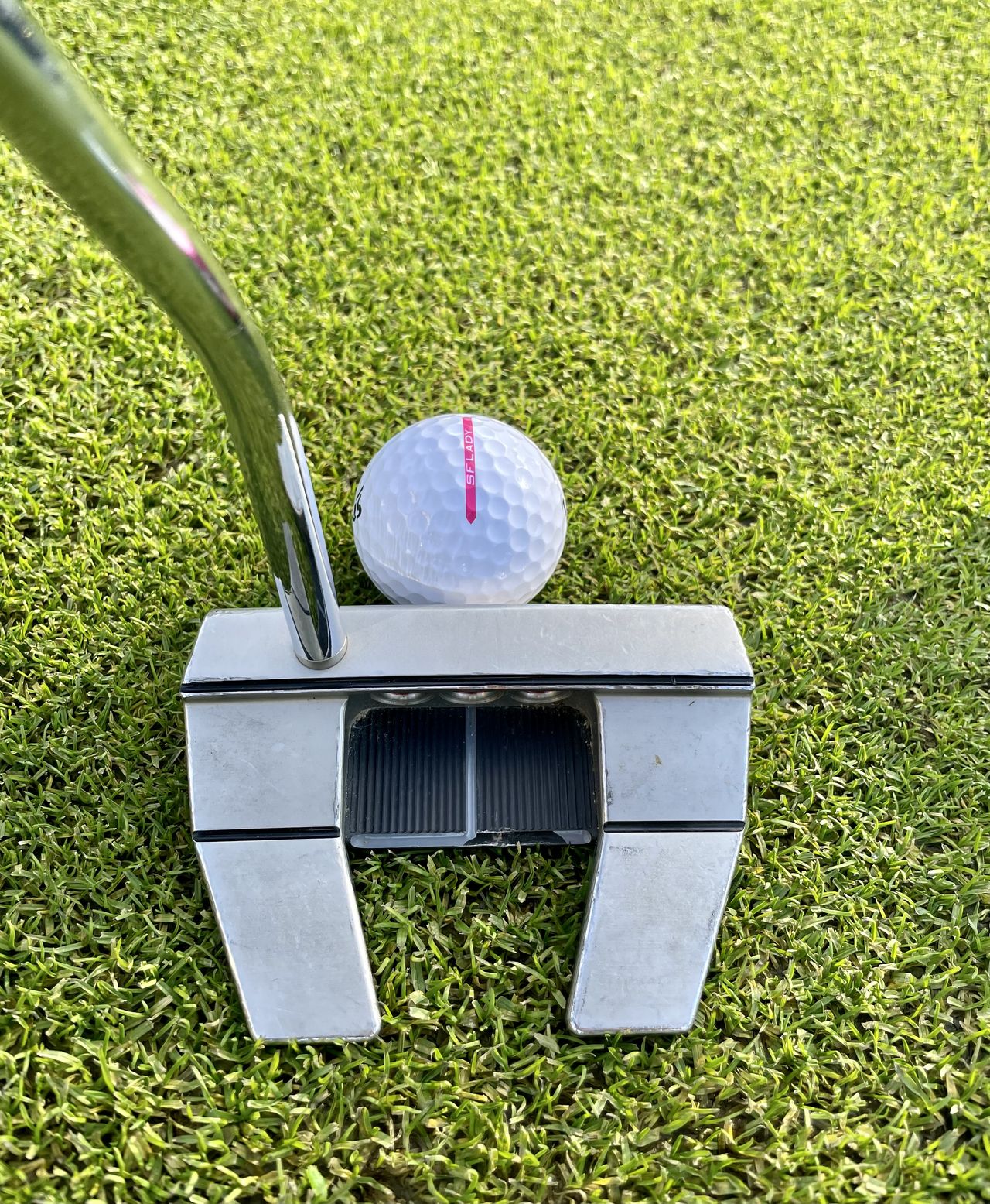 The Soft Feel Lady has a simple pink alignment line to help you aim your putter