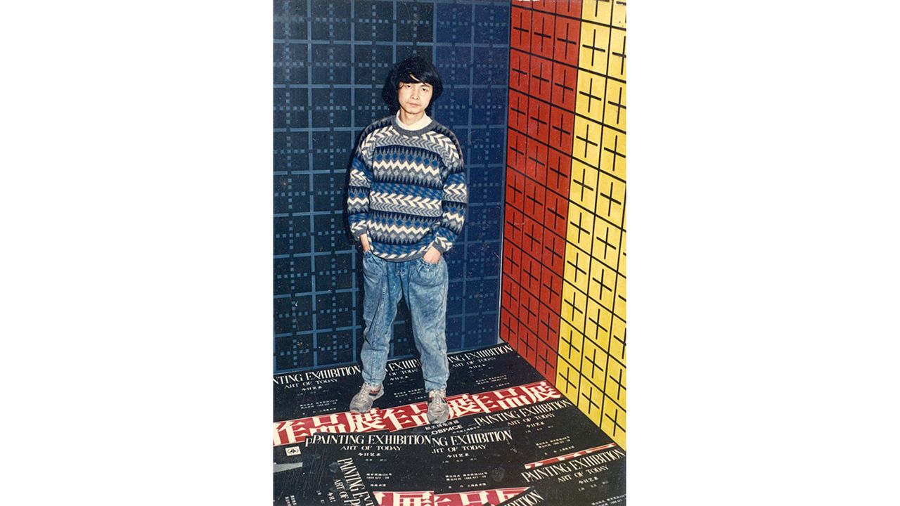 ding-yi-with-his-earliest-works-titled-appearance-of-crosses-1988_1988nian_ding_yi_yu_zui_chu_de_shi_shi_xi_lie_zuo_pin_.jpg