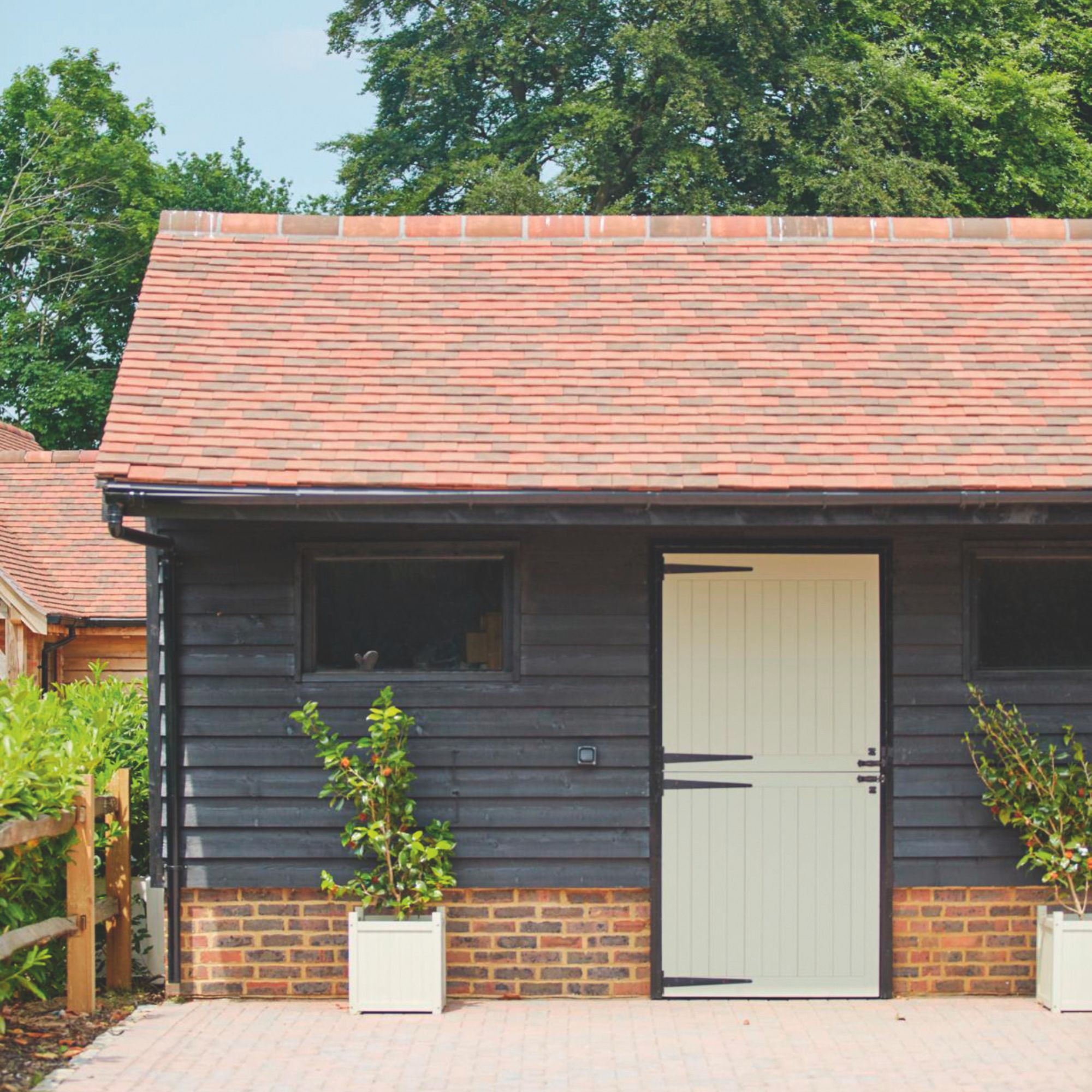 Barn-like garage with barn doors and black cladding