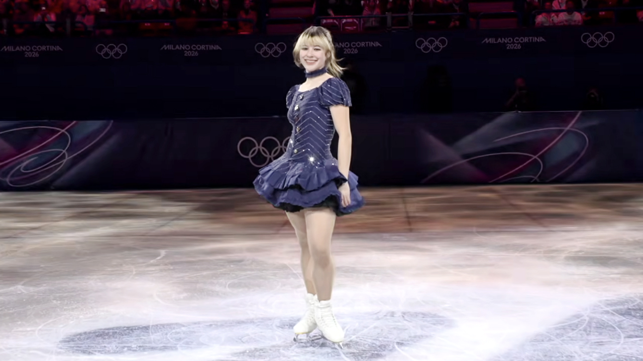 新たにオリンピック女子フィギュアスケート金チャンピオンに輝いたアリサ・リューが、「Stateside」に合わせた楽しいパフォーマンスでエキシビション・ガラを締めくくりました。 （ザラ・ラーソンと）ピンク・パンサーレス著。