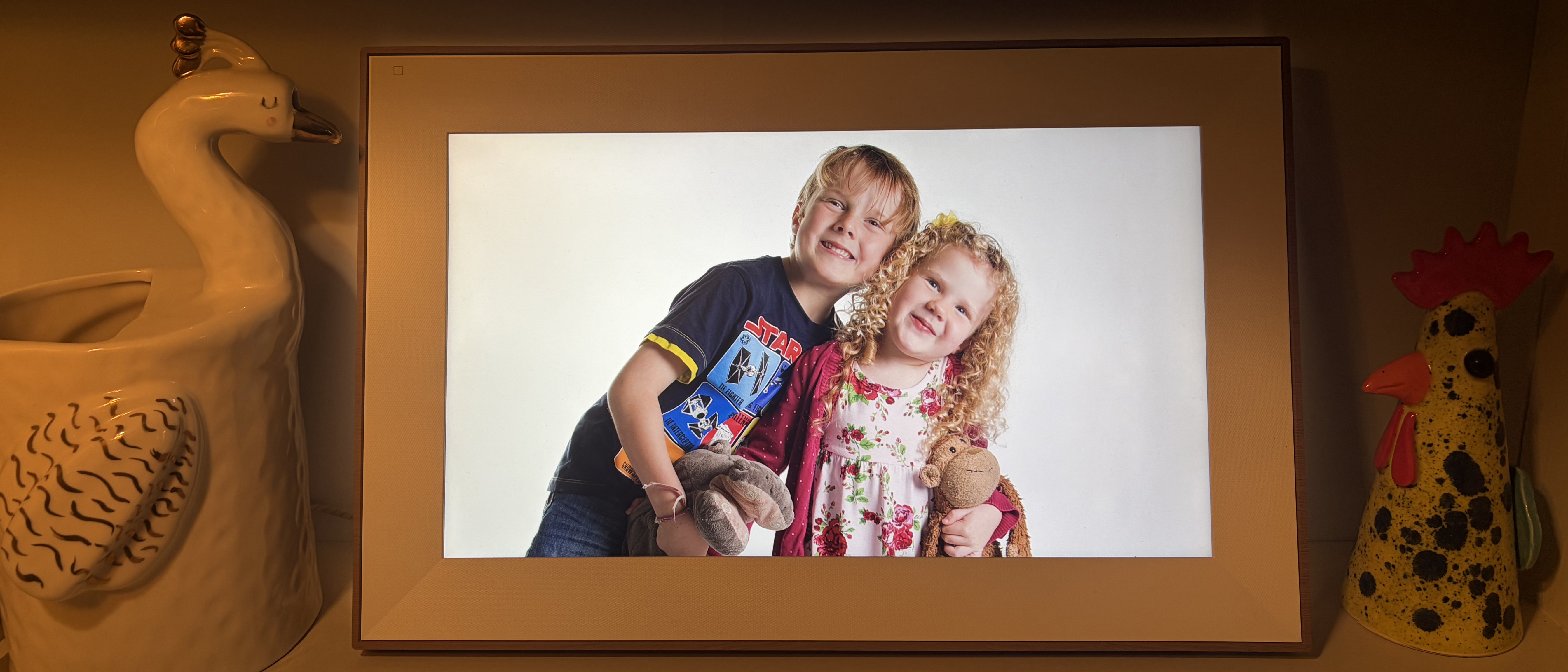 Pexar Starlight digital photo frame showing two children