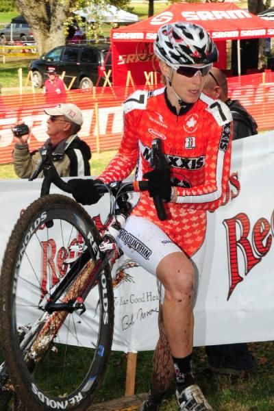 Alison Sydor (Maxxis-Rocky Mountain) running the barriers in third place