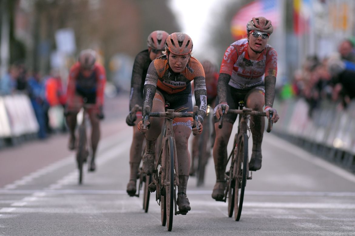 Amy Pieters leads a chasing group over the line