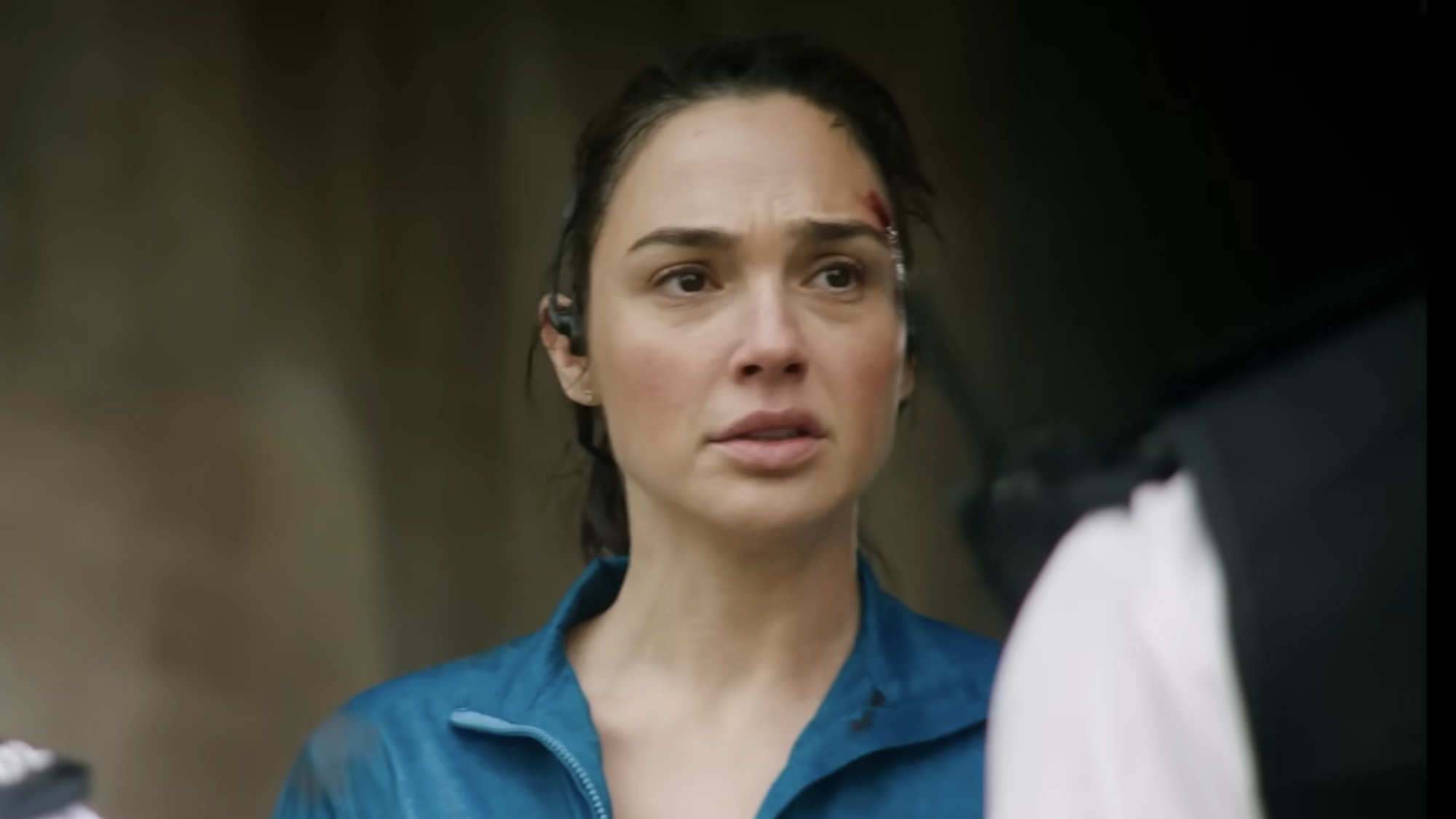 Gal Gadot talking to cops in The Runner trailer.