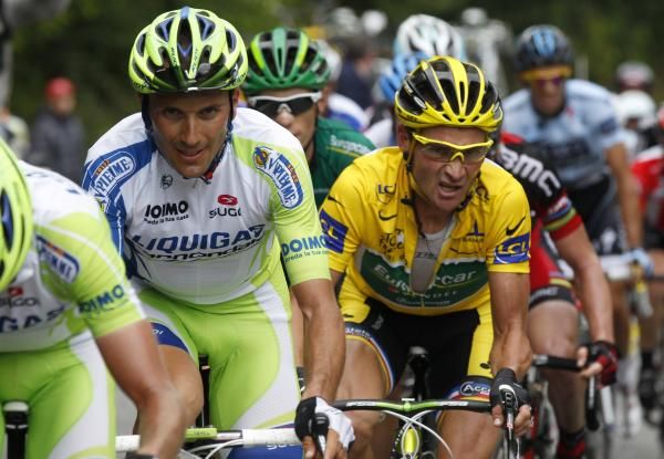 Voeckler looks up the line but doesn't seem to like what he sees.