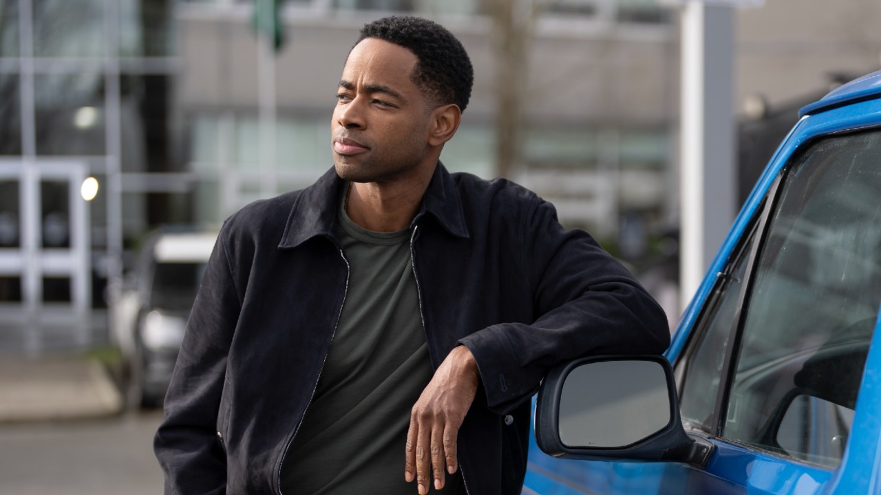 Jay Ellis as Alex Holland leaning against a car for The Rookie: North.