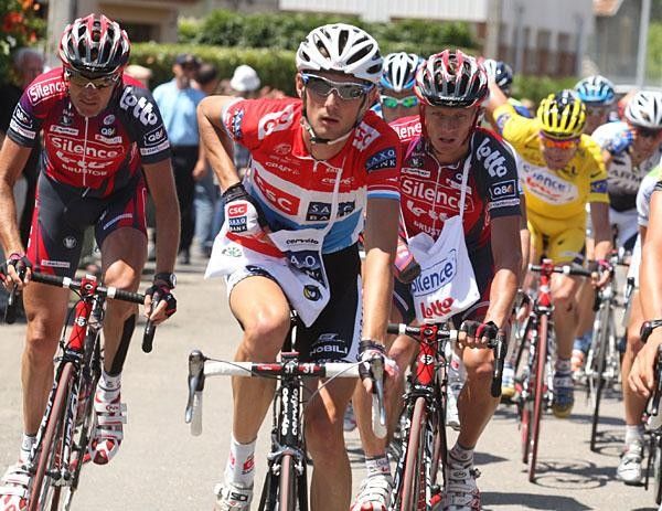 Fr&auml;nk Schleck (CSC-Saxo Bank) gets his feed ahead of the Silence-Lotto squad.