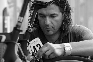 Mechanic fits race number, Tour of Britain 2010, race launch