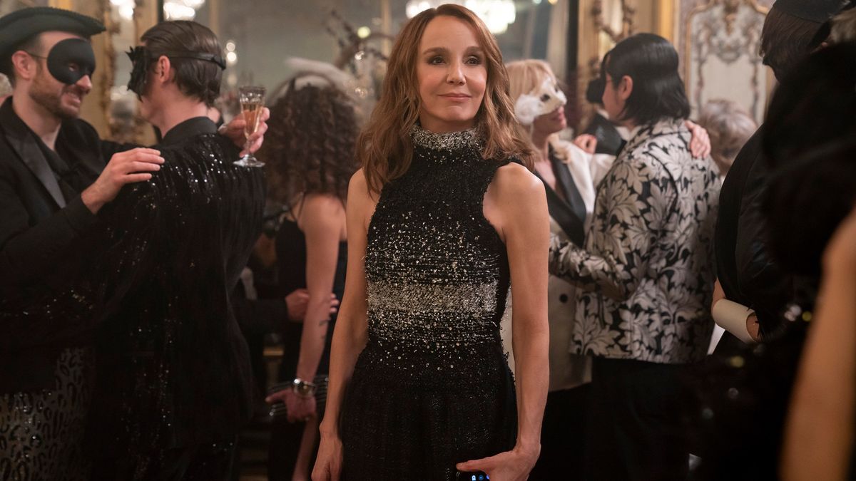 EMILY IN PARIS EPISODE 4 SEASON 3 visual data 8