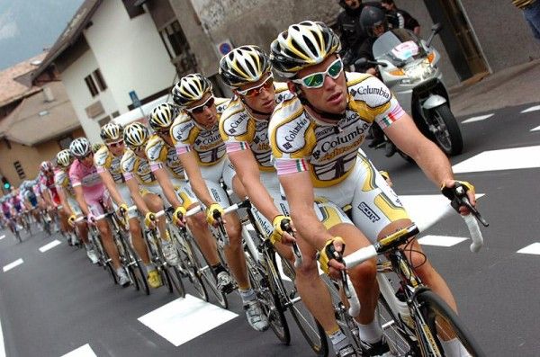 Mark Cavendish sets tempo for teammate and race leader Thomas L&ouml;vkvist.