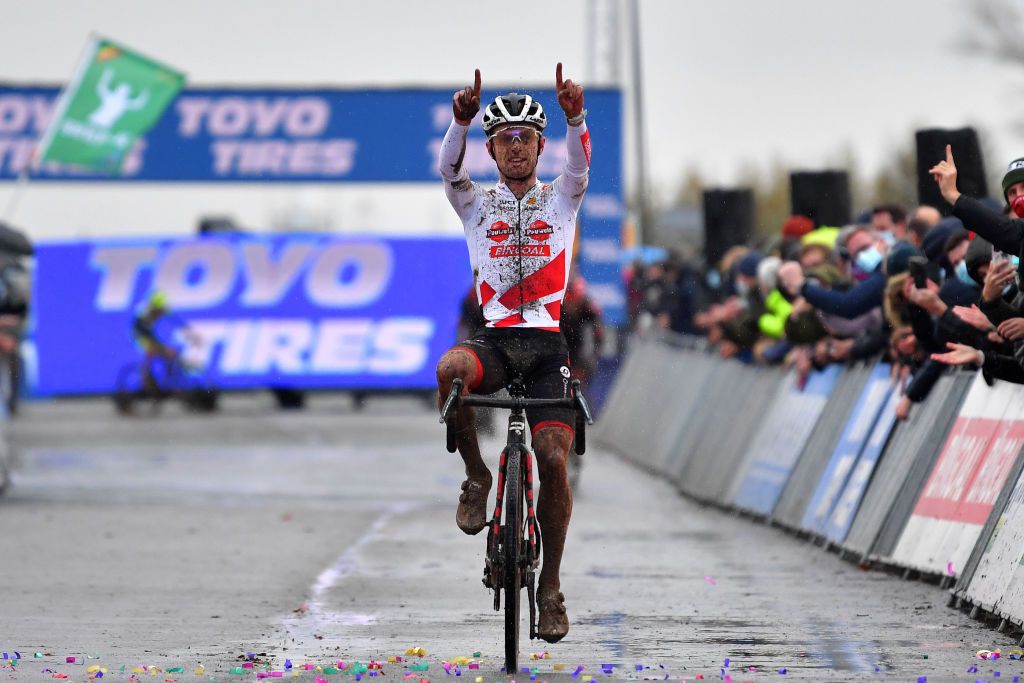 KOKSIJDE BELGIUM NOVEMBER 21 Eli Iserbyt of Belgium and Team Pauwels Sauzen Bingoal celebrates winning the 50th Koksijde UCI CycloCross Worldcup 2021 Mens Elite CXWorldCup on November 21 2021 in Koksijde Belgium Photo by Luc ClaessenGetty Images