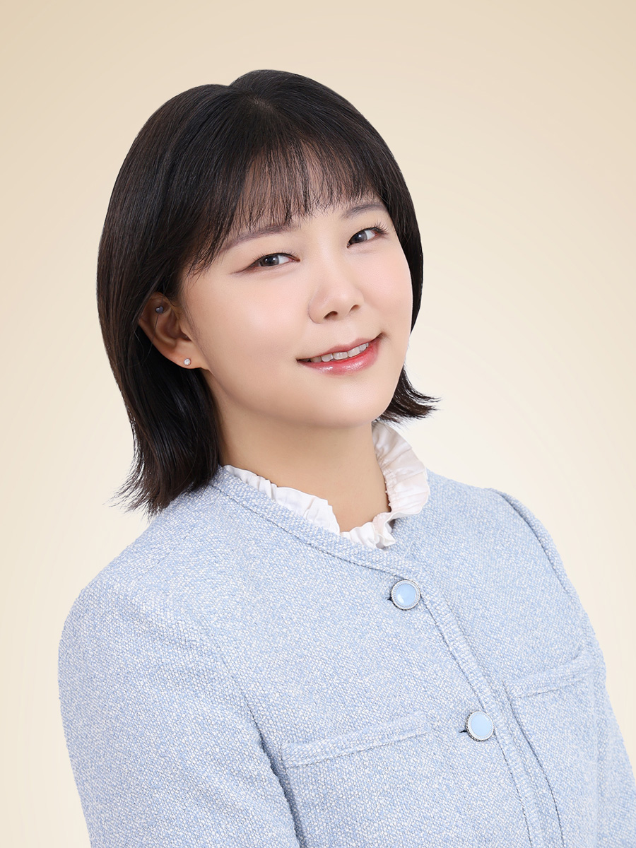 Smiling headshot of Diana Lee.
