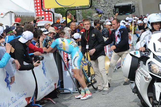 Lieuwe Westra (Astana) nearly collapses after his effort to win stage 7