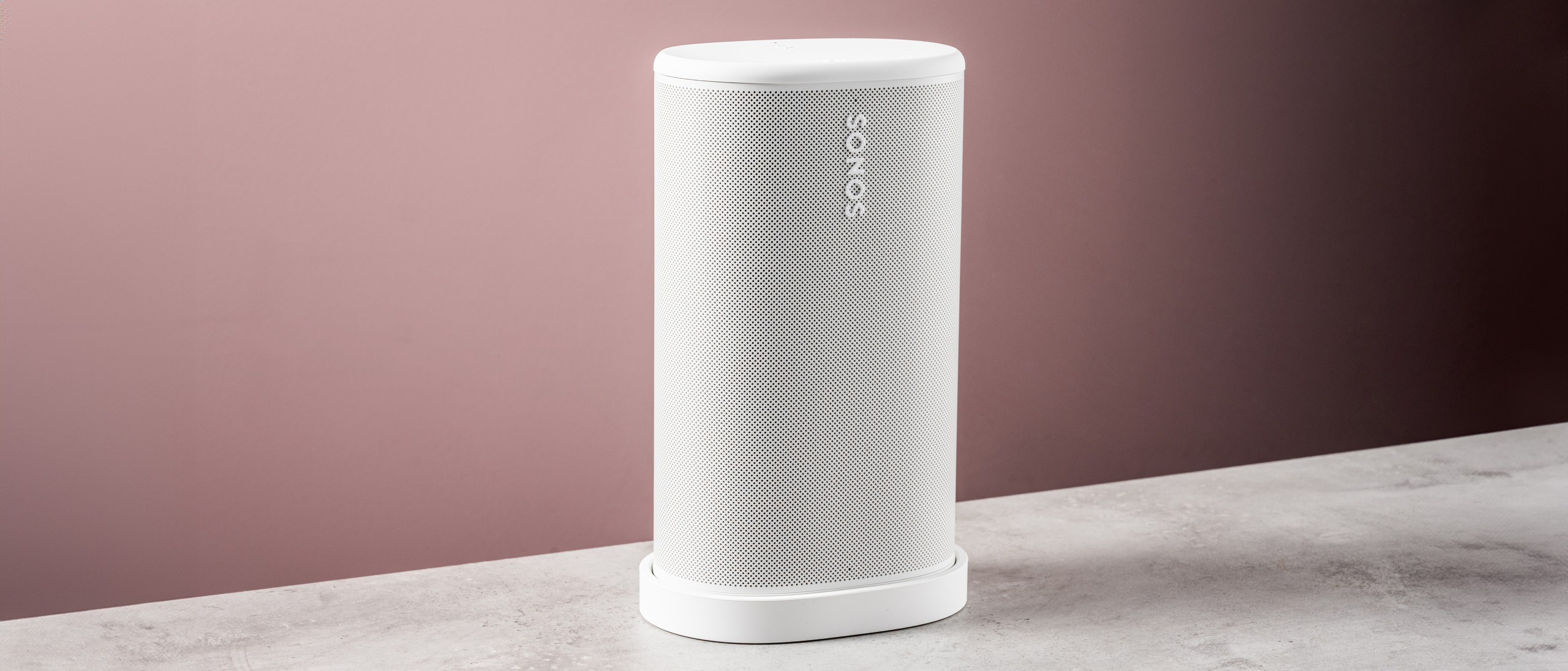 The Sonos Play speaker in white sitting on its charging cradle