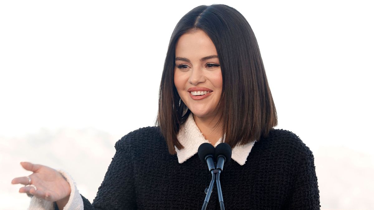 Selena Gomez accentue son énorme diamant marquise avec des ongles roses givrés