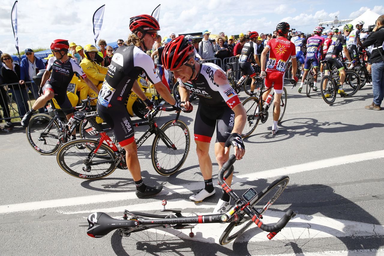 Sam Bennett (Bora-Argon 18) crashed in the finale