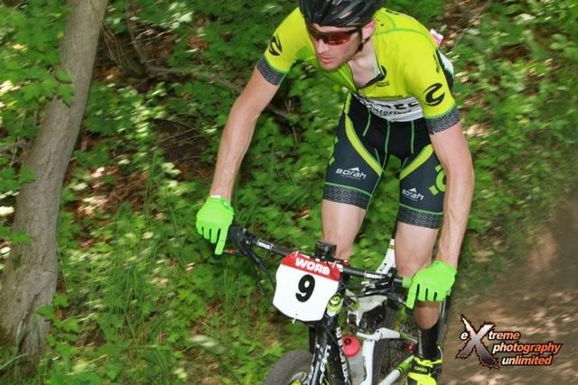 Isaac Neff (5 Nines/Motorless Motion) works with teammate to keep the top spots