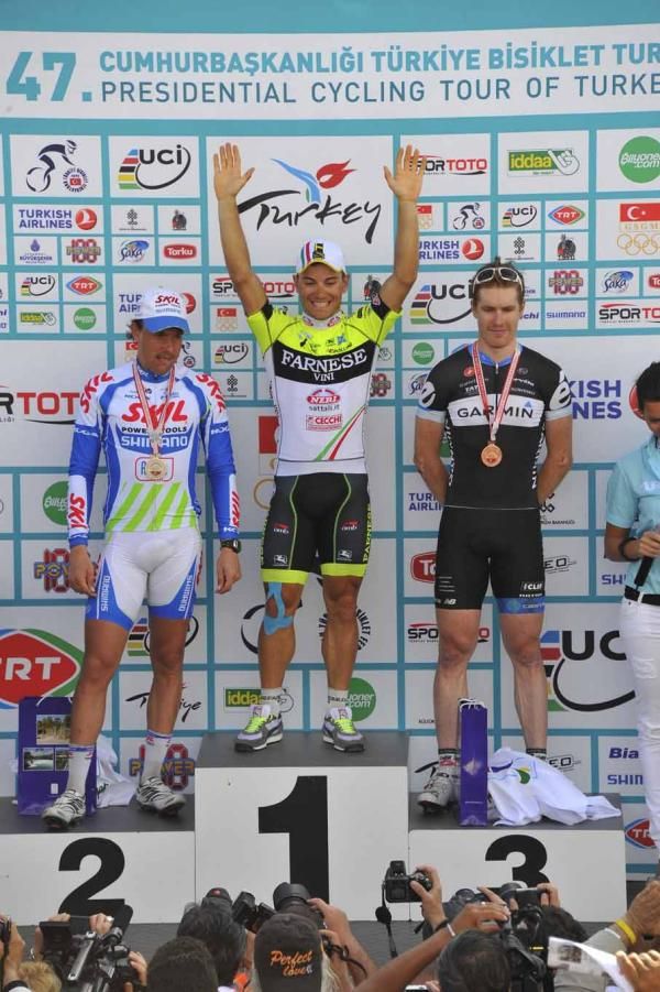 Andrea Guardini (Farnese Vini-Neri Sottoli) with Kenny Van Hummel (Skil-Shimano) and Tyler Farrar (Garmin-Cervelo) on the podium.