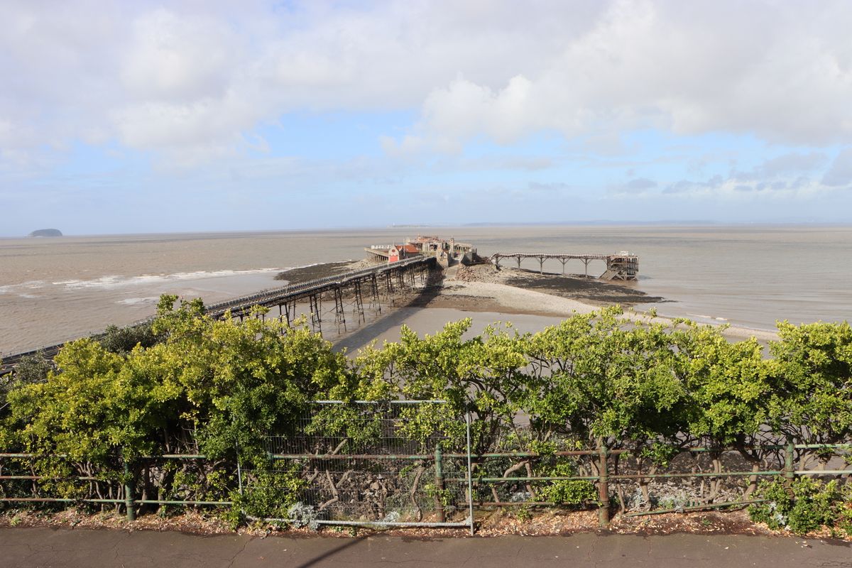 At its 18mm setting, Canon's 18-135mm IS USM lens isn't bad.