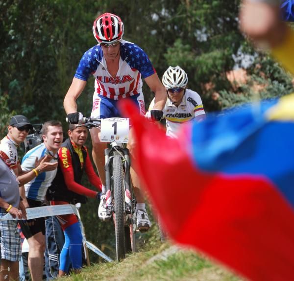 Todd Wells (United States of America) and Mario Alberto Rojas Rojas (Colombia) battle for third