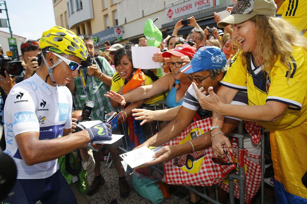 Nairo Quintana signs some autographs