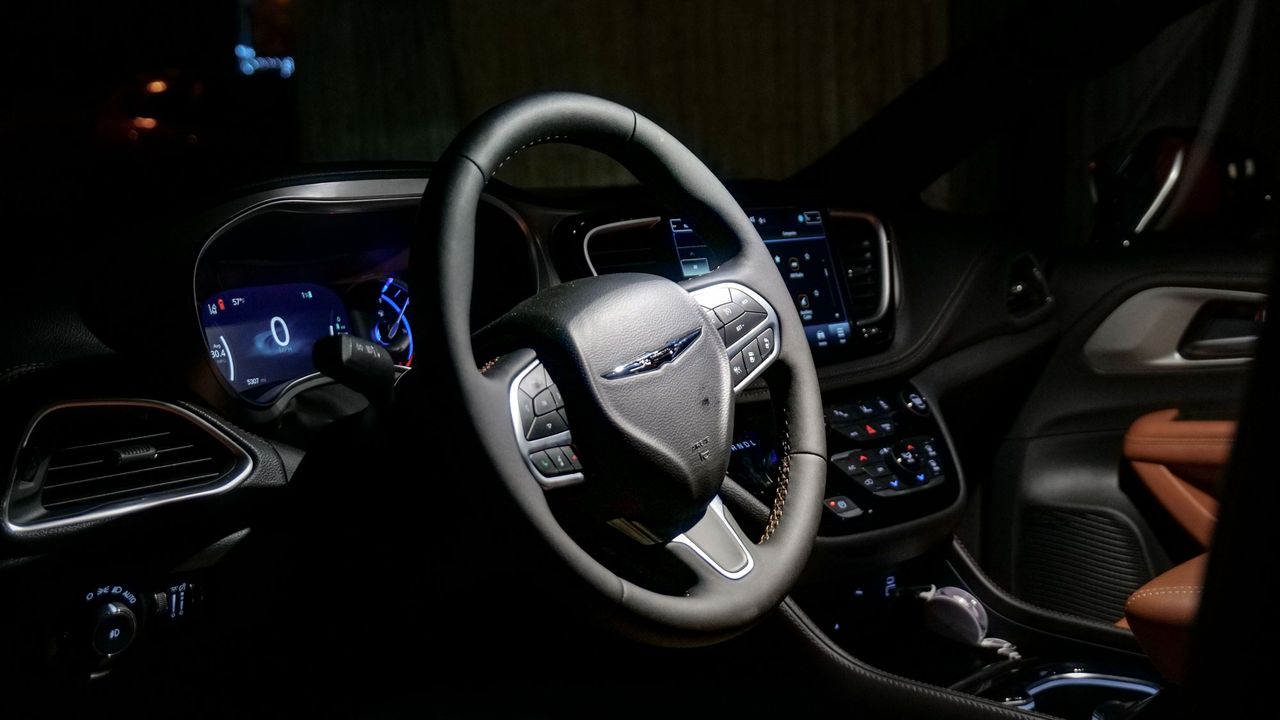 2024 Chrysler Pacifica Hybrid Pinnacle review.