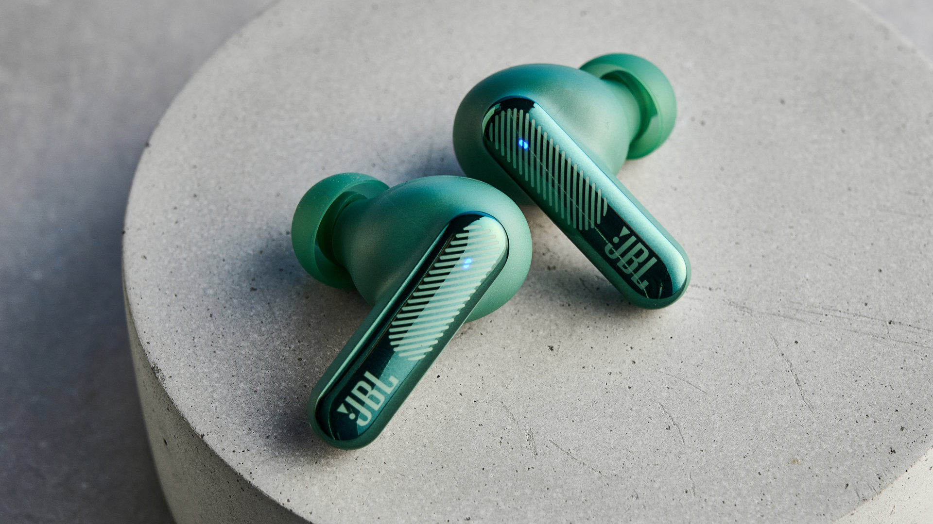 JBL Live Beam 4 earbuds in green