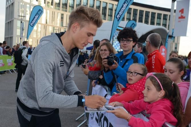 Marcel Kittel (Giant-Shimano) signs autographs in Liverpool